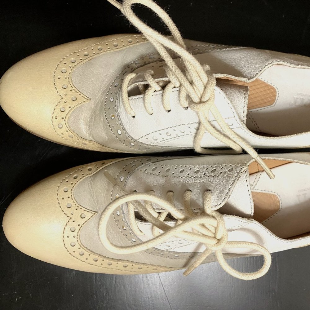 Born leather wingtip saddle shoes. Multi colored cream, tan and camel. size 9M